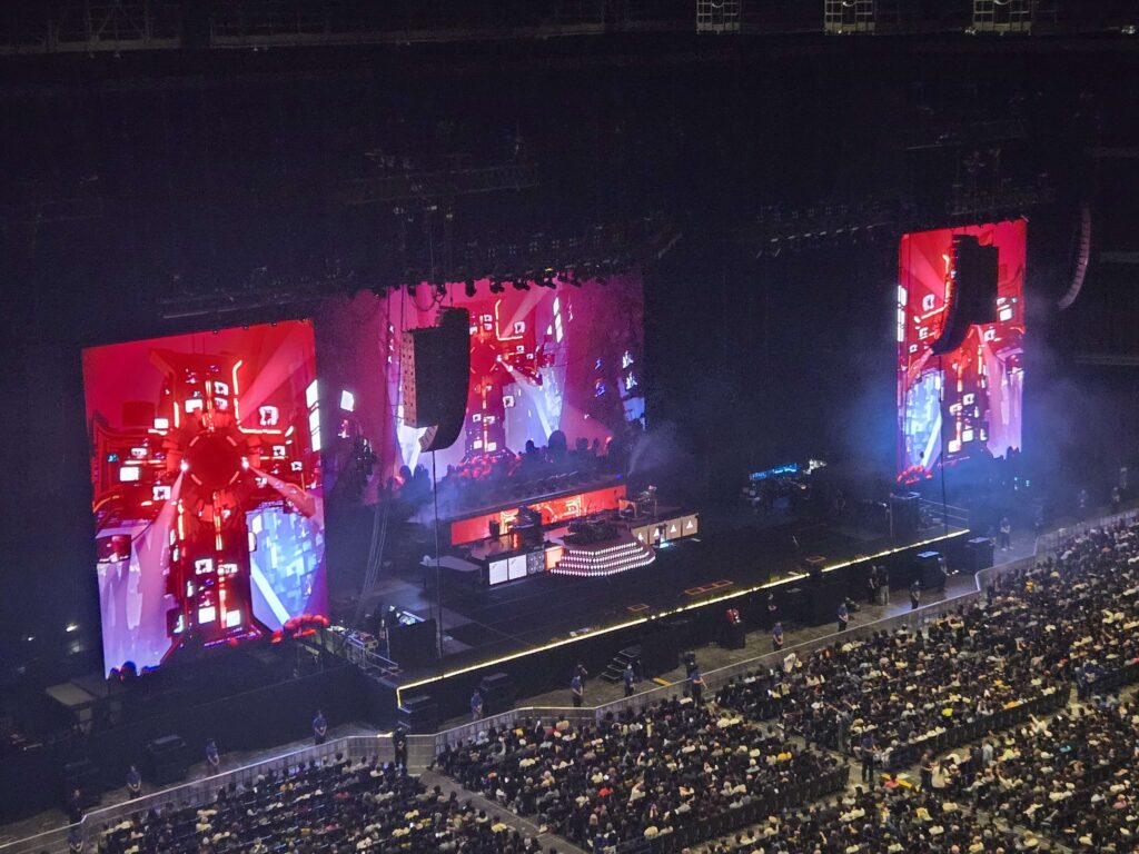 Guns N' Roses 開演前映像